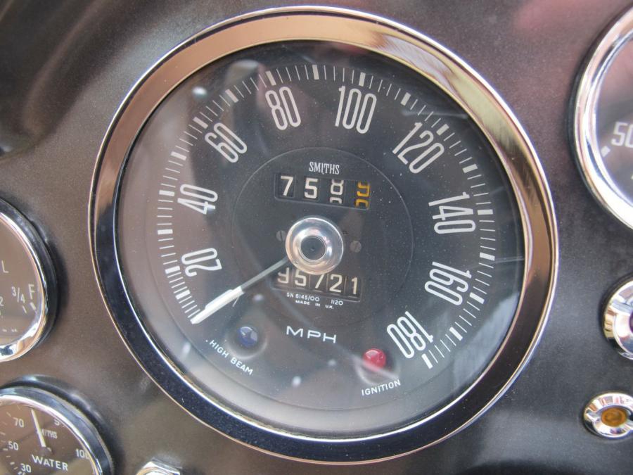 Панель приборов Aston Martin DB6 1967 года  (фото 11 из 12)